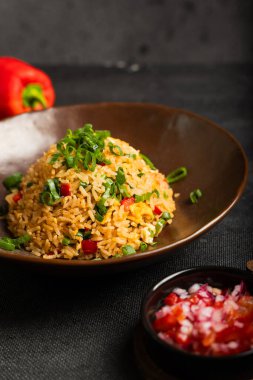 Peru kültüründe çok popüler olan Arroz şöförü adlı Peru yemeğinin yakın çekimi.