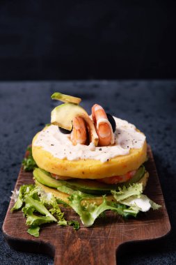 Causa rellena adlı geleneksel Peru yemeği, karanlık bir arka planda tahta bir tahtada servis edilir..