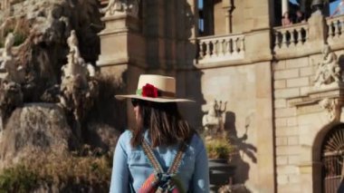 Kadın, Barcelona 'daki kale parkında bulunan anıta yaklaşıyor..