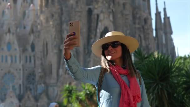 Turista Con Sombrero Toma Fotos Catedral Sagrada Familia Barcelona — Vídeos de Stock