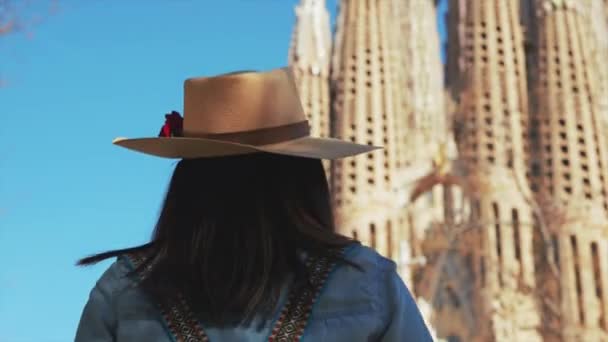 Mulher Chapéu Aproxima Imponente Catedral Sagrada Família Barcelona — Vídeo de Stock