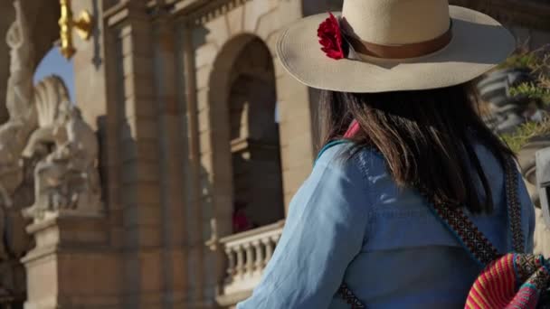 Жінка Розглядає Пам Ятник Парку Сьюдад Дель Альто Барселоні — стокове відео