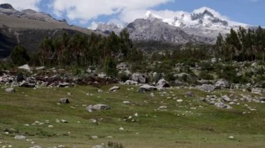 Şelale Peru dağlarında yer almaktadır..