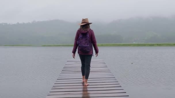 Γυναίκα Στην Αποβάθρα Μιας Λιμνοθάλασσας Στο Περού — Αρχείο Βίντεο