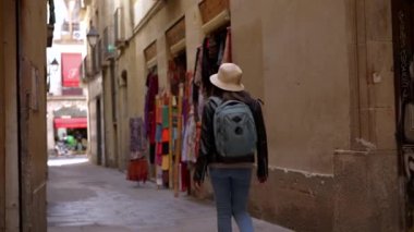 Barselona sokaklarını keşfeden şapkalı bir kadın..