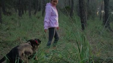 Sabahları yaşlı köpeğiyle ağaçların ve çimenlerin arasında dolaşan bir kadın..