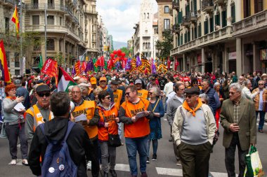 Barselona, Katalonya, İspanya 1 Mayıs 2024 - Binlerce insan İşçi Bayramı 'nda haklarını savunmak için İspanya' nın Barselona kentindeki sokaklara döküldü.