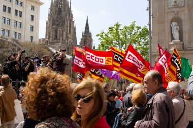 Barselona, Katalonya, İspanya 1 Mayıs 2024 - Binlerce insan İşçi Bayramı 'nda haklarını savunmak için İspanya' nın Barselona kentindeki sokaklara döküldü.