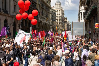 Barselona, Katalonya, İspanya 1 Mayıs 2024 - Binlerce insan İşçi Bayramı 'nda haklarını savunmak için İspanya' nın Barselona kentindeki sokaklara döküldü.