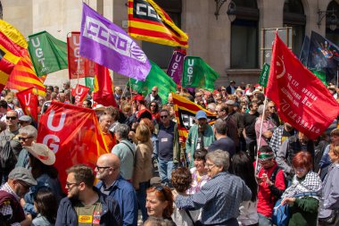 Barselona, Katalonya, İspanya 1 Mayıs 2024 - Binlerce insan İşçi Bayramı 'nda haklarını savunmak için İspanya' nın Barselona kentindeki sokaklara döküldü.