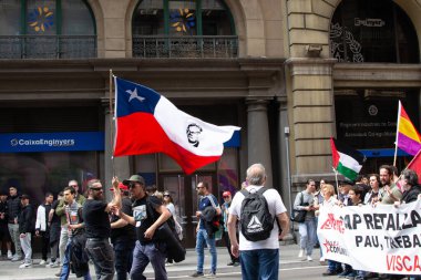 Barselona, Katalonya, İspanya 1 Mayıs 2024 - Binlerce insan İşçi Bayramı 'nda haklarını savunmak için İspanya' nın Barselona kentindeki sokaklara döküldü.