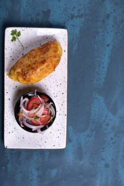 Lezzetli Peru lezzeti, yukarıdan salatalı altın dolgulu patates..