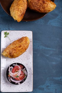 Klasik Peru mutfağı. Lezzetli dolma patates. Yukarıdan görülüyor..