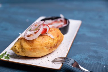 Geleneksel Peru yemeği: üzerinde salata olan altın dolgulu patates.