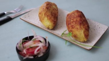 Lezzetli tatlarla doldurulmuş çıtır patatesler ve yanında salata..