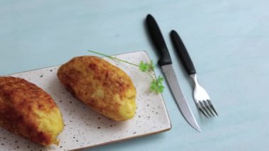 Lezzetli Peru lezzeti, yukarıdan salatalı altın dolgulu patates..