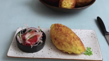 Lezzetli bir Peru dolgusunu ortaya çıkaran çıtır patatesler..