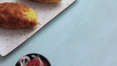 Klasik Peru mutfağı. Lezzetli dolma patates. Yukarıdan görülüyor..