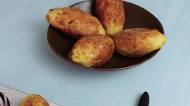 Creole 'e patates dolması deniyordu. İçinde et olan çıtır bir patates. Yanında da soğan ve domates salatası..