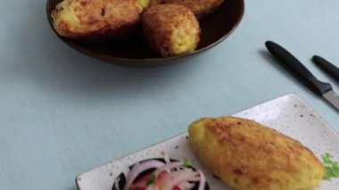 Lezzetli Peru dolma patatesi tabakta.