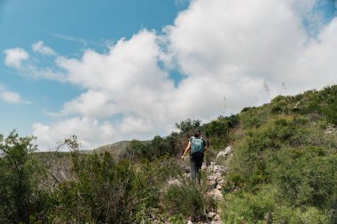 Bir yürüyüşçü tarafından dağa tırmanılıyor..