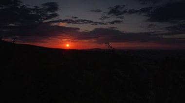 Gece bitiyor ve güneş Barcelona 'daki dağın arkasından doğuyor..