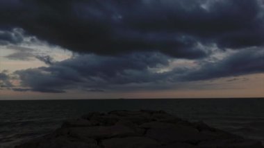 Gün batımında Barcelona 'daki Akdeniz üzerinde bulut hareketi.