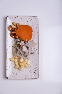 Ceviche adındaki geleneksel Peru yemekleri, balıktan yapılır, yukarıdan görülür..