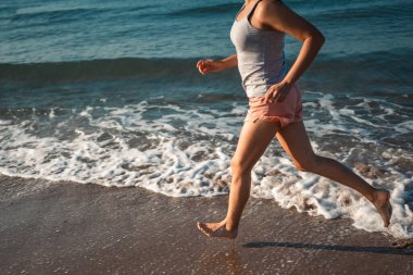 Sahil boyunca kadın sporcu eğitimi, deniz kıyısındaki sağlık ve sağlığın özünü yakalıyor..