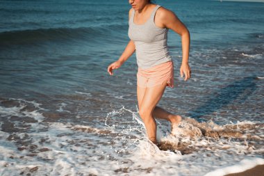 Koşucu günlük egzersizini Akdeniz kıyısında yapıyor..