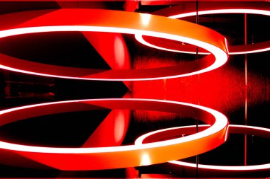 Doku, kırmızının baskın olduğu teknolojik ve modern bir stile dayanır..