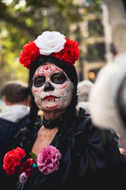 Barselona, Katalonya, İspanya, 4 Kasım 2023 - Meksika Ölüler Günü 'nü kutlayan Rambla Katalunya Geçidi.