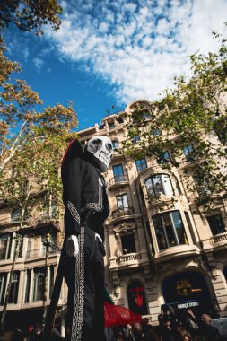 Barselona, Katalonya, İspanya, 4 Kasım 2023 - Meksika Ölüler Günü 'nü kutlayan Rambla Katalunya Geçidi.