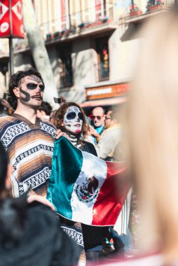 Barselona, Katalonya, İspanya, 4 Kasım 2023 - Meksika Ölüler Günü 'nü kutlayan Rambla Katalunya Geçidi.