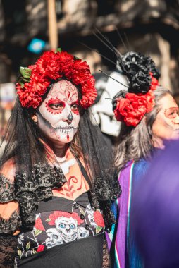 Barselona, Katalonya, İspanya, 4 Kasım 2023 - Meksika Ölüler Günü 'nü kutlayan Rambla Katalunya Geçidi.