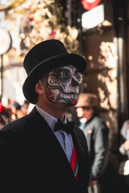 Barselona, Katalonya, İspanya, 4 Kasım 2023 - Meksika Ölüler Günü 'nü kutlayan Rambla Katalunya Geçidi.