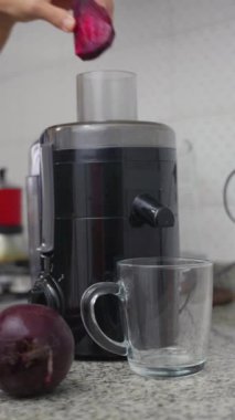 Evdeki mutfakta pancar suyu hazırlıyorum..