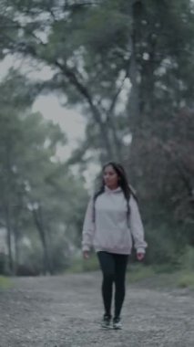 Barselona 'da bir dağı keşfeden kadın.