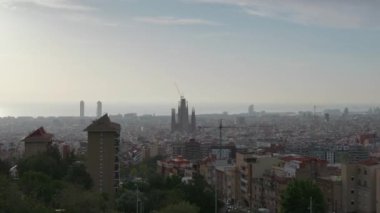 Sacra Familia 'nın tüm binalar arasında göze çarptığı Barcelona şehrine yukarıdan bir bakış..