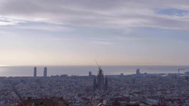 Akdeniz kıyısındaki Barselona şehrinde güzel bir sabah. Etrafı doğal bir manzarayla çevrili..
