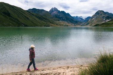 Bir kadın Peru 'daki Querococha gölünde doğanın tadını çıkarıyor..