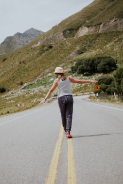 Peru gezisinde yalnız bir yolda yürüyen bir kadın..