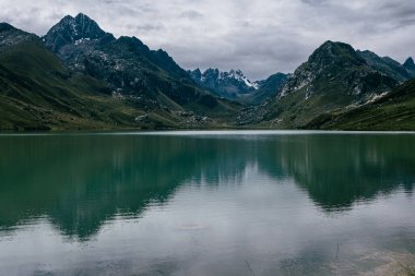 Peru And Dağları 'nda yer alan Querococha Gölü.