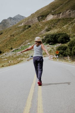 Peru 'da yalnız bir pistte eğlenen bir kadın..