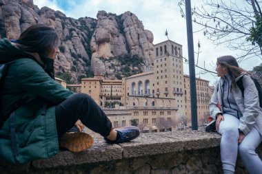 Barcelona 'daki Montserrat dağlarında bulunan etkileyici manastırı inceleyen iki arkadaş..