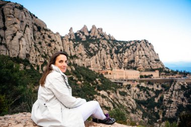 Barcelona 'daki Montserrat dağlarına vardığı için mutlu bir kadın..