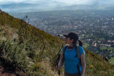 Kadın, İspanya 'nın Oviedo kentindeki Naranco Dağı' na tırmanmaya ara verdi..