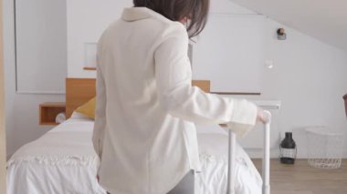 Bir kadın tatilden eve gelir ve enerjiyle yatağa düşer..