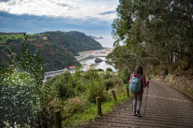 Bir yürüyüşçü patikada yürür ve Cudillero adında bir liman görür..
