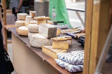 Yerel Markette Sanatsal Peynir Görünümü.